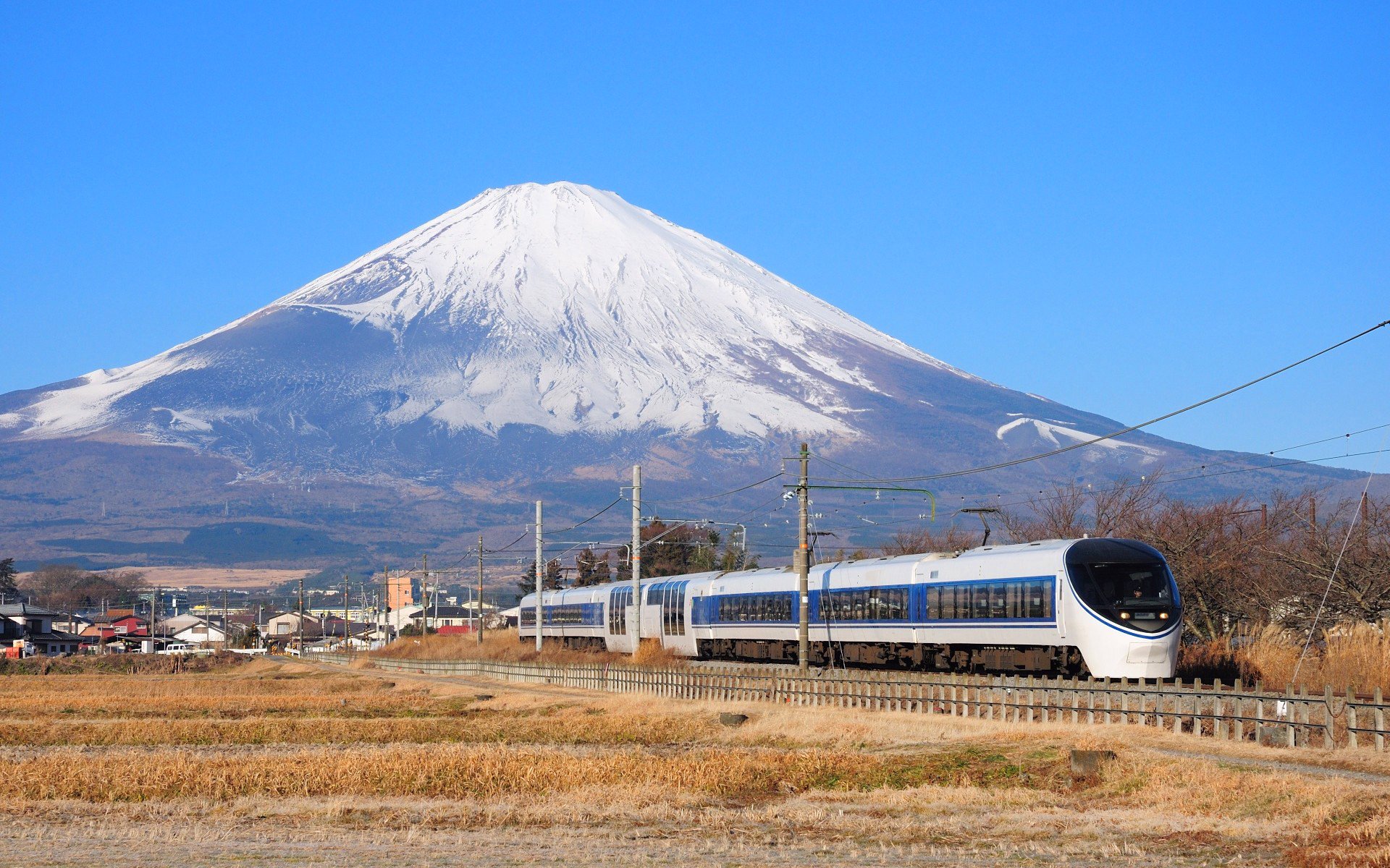 japon fujiyama ciel montagne train maisons ville