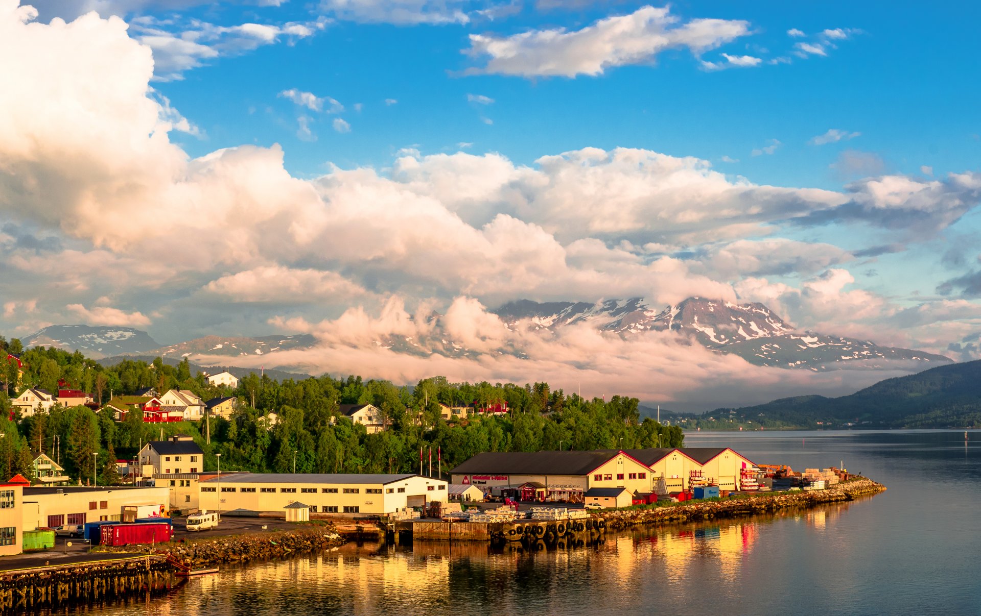 norwegen berge häuser himmel wolken bäume bucht meer