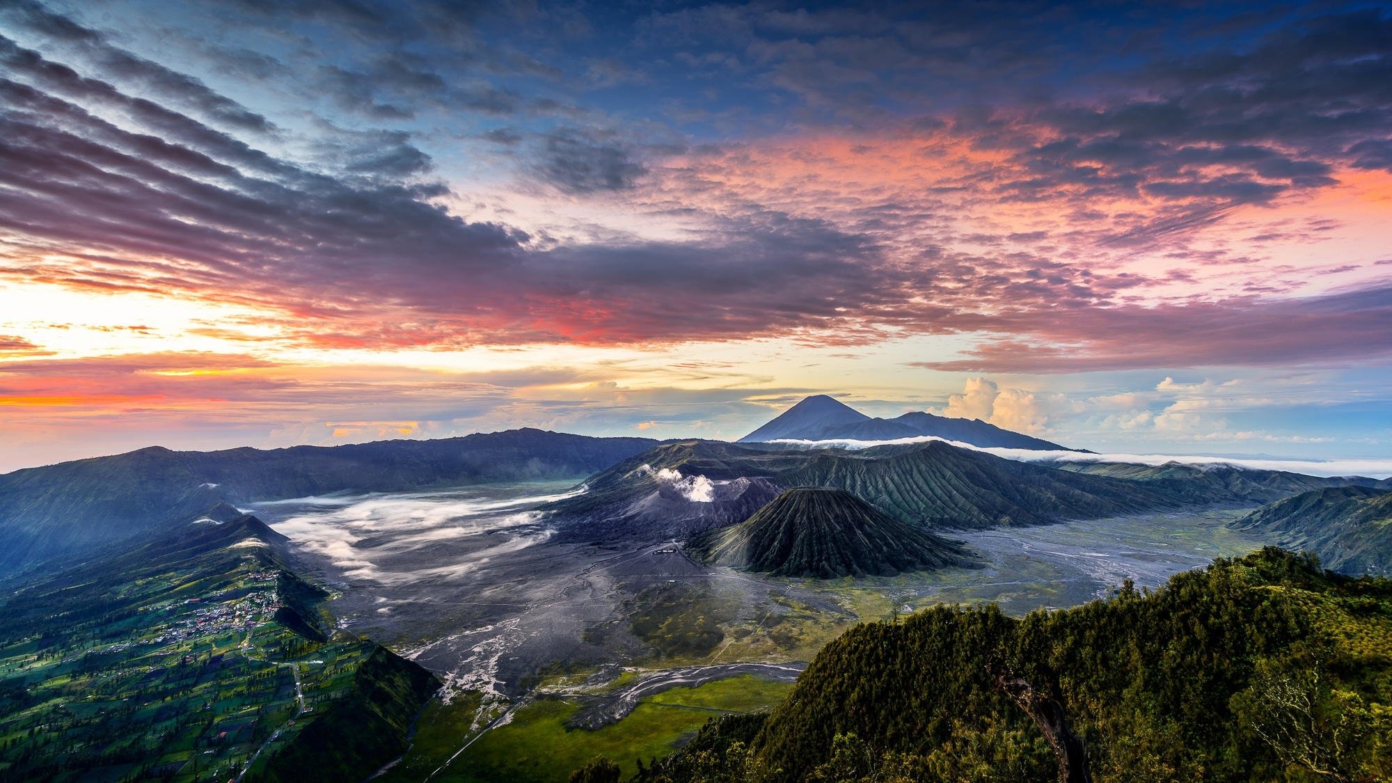 panoramica indonesia montagne nuvole java complesso vulcanico-caldera tengger tengger vulcano bromo