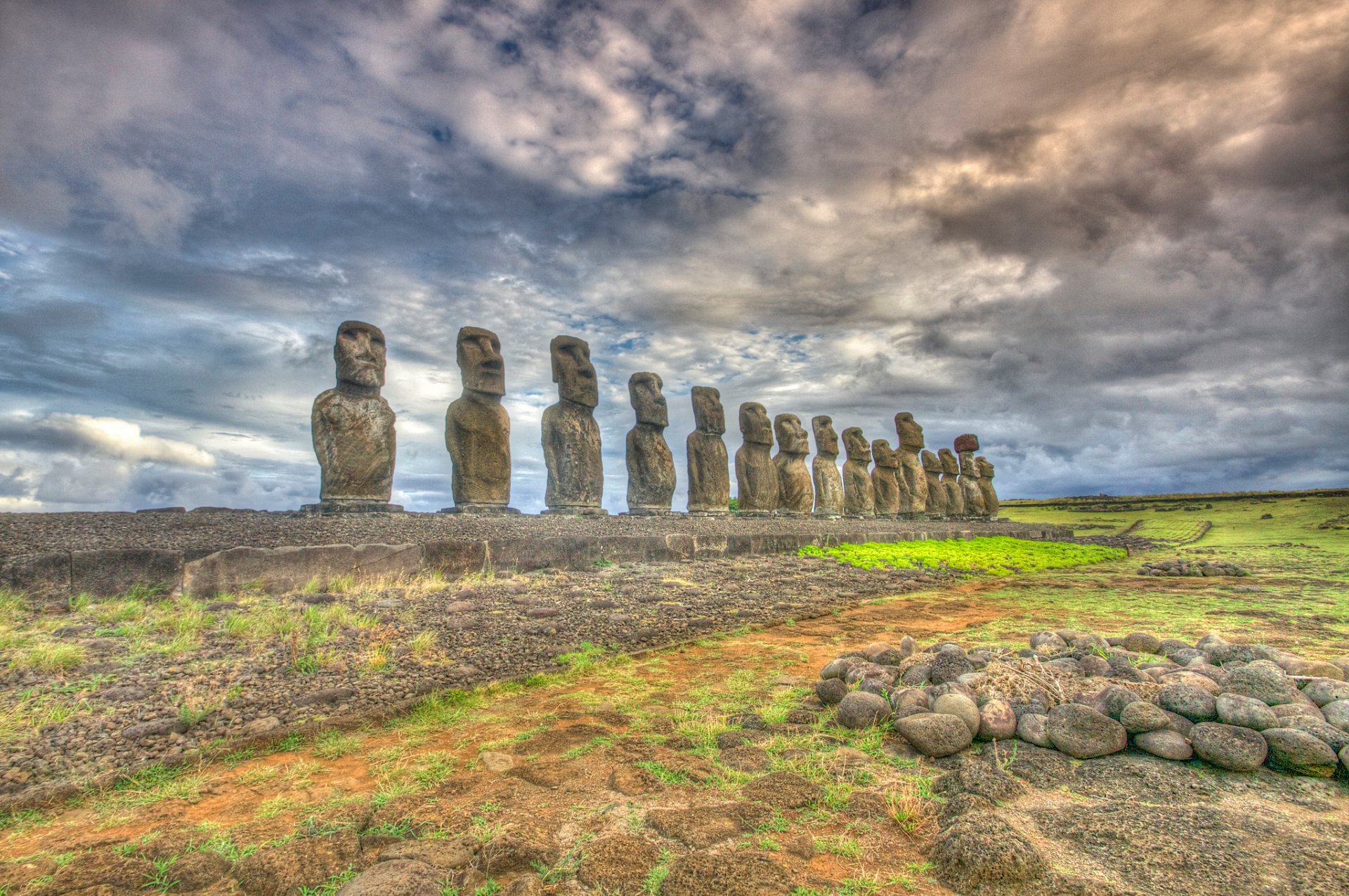 cile isola di pasqua rapa nui moai statua cielo nuvole