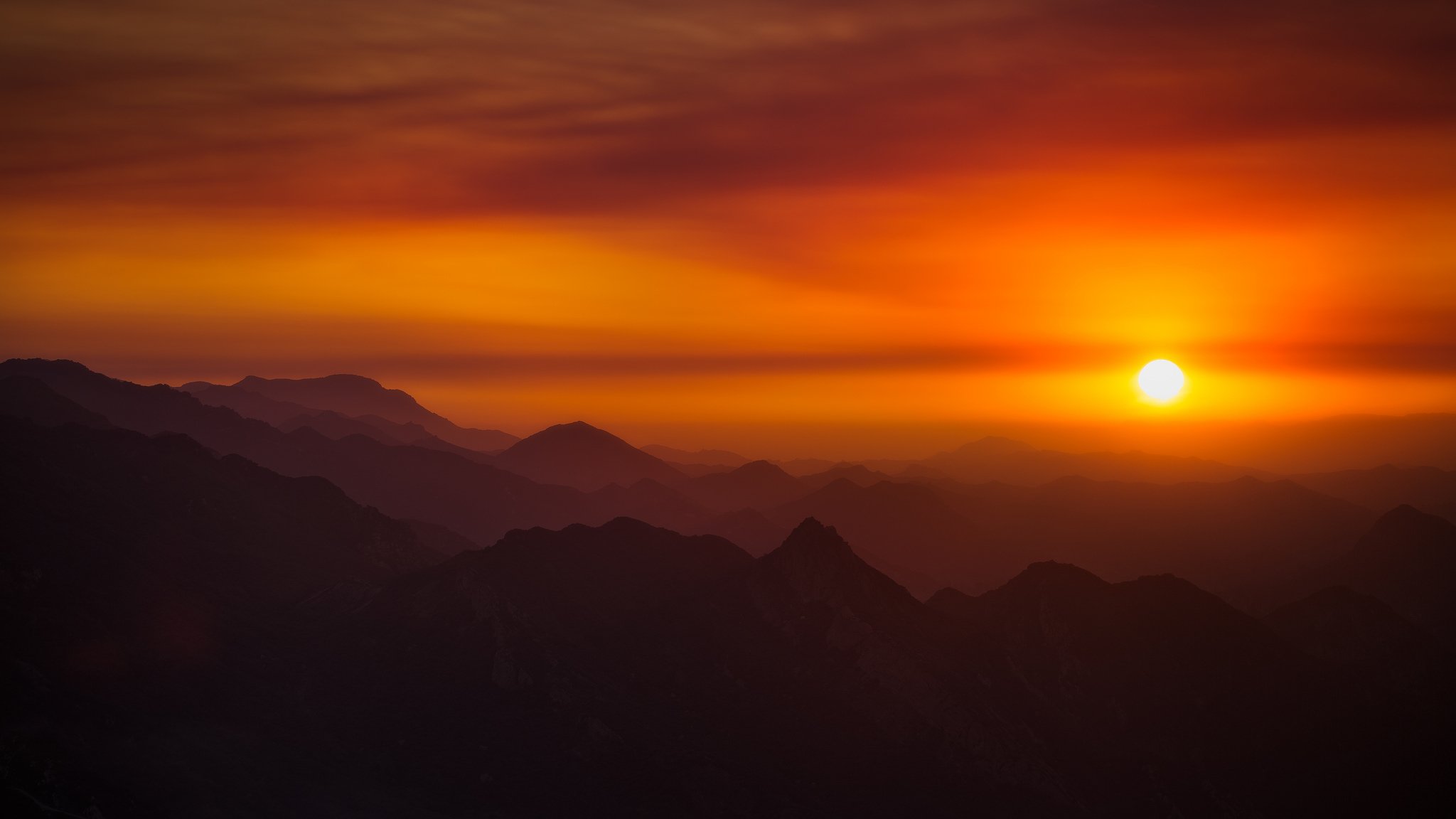 montagnes aube soleil rayons lumière du soleil