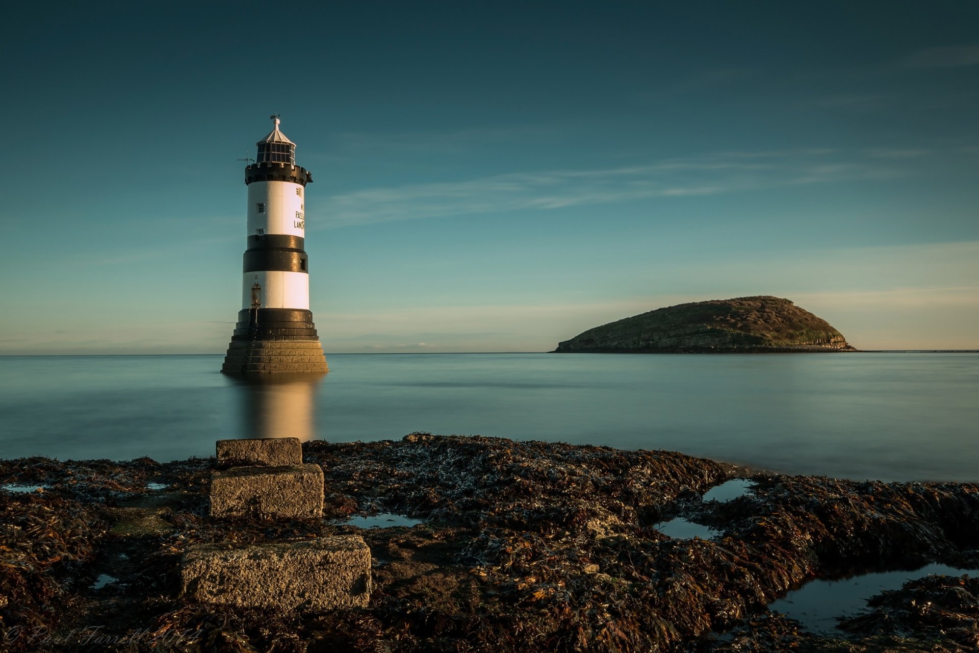 faro de penmon isla petrel mar paisaje