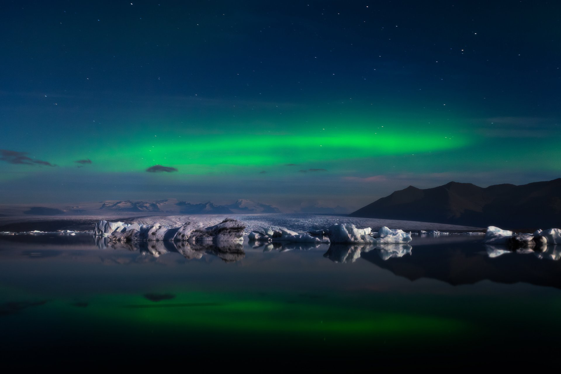 iceland glacial lagoon ёkyulsaurloun northern light