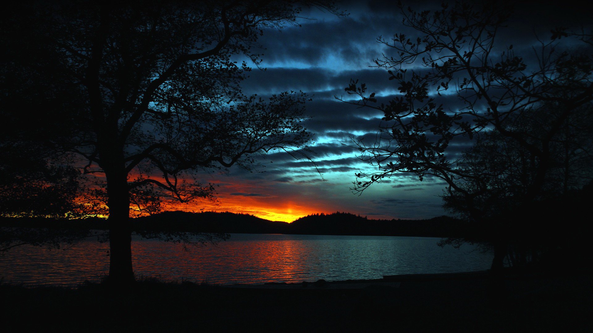 cielo nubes puesta de sol resplandor colinas lago árboles