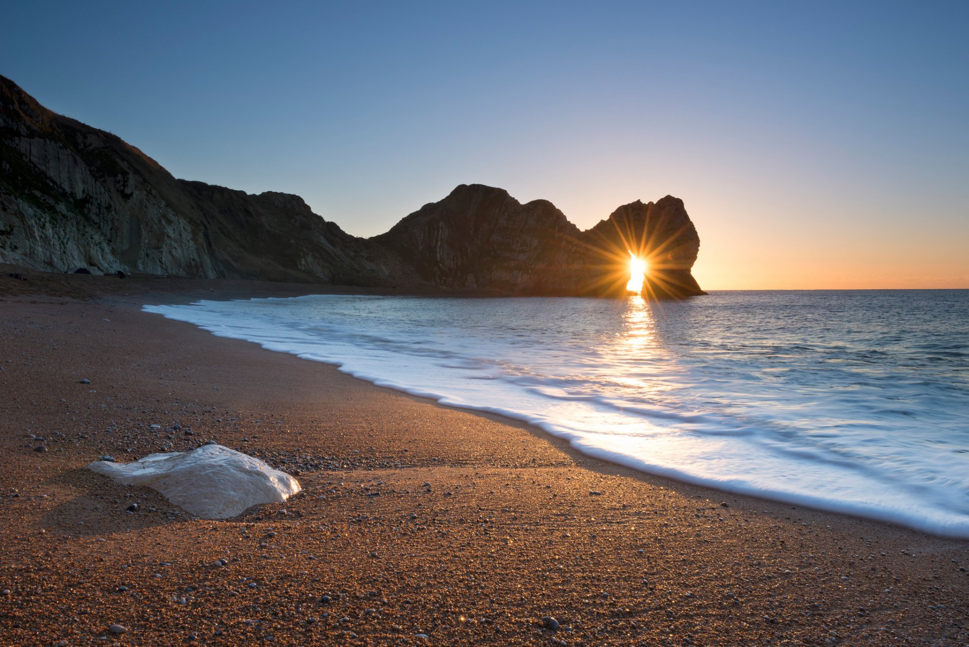 inghilterra costa giurassica porta rocciosa durdle door spiaggia mattina luce sole raggi inverno dicembre