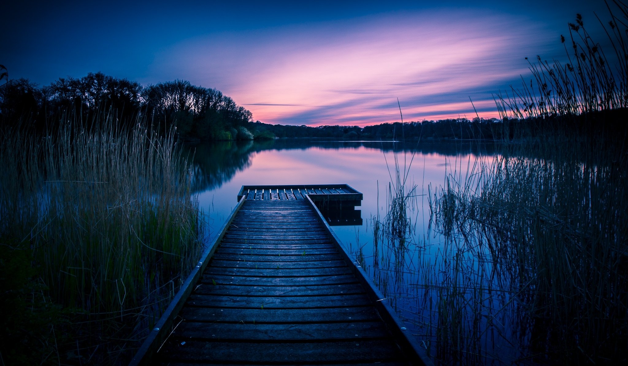 inglaterra condado de wiltshire lago puente mañana amanecer