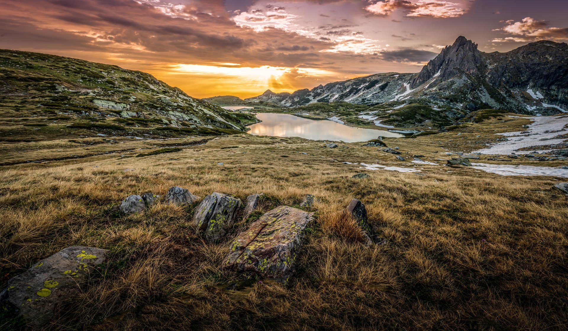 bulgarien berge steine gras see sonnenaufgang wolken