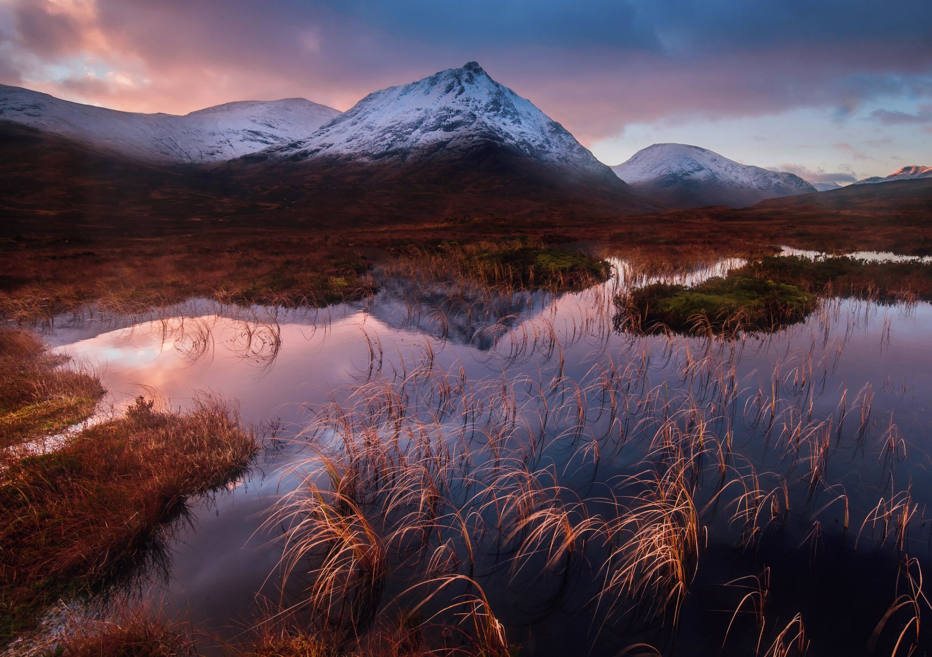 écosse highlands du sud-ouest vallée de glencoe hiver montagnes herbe ciel nuages soirée