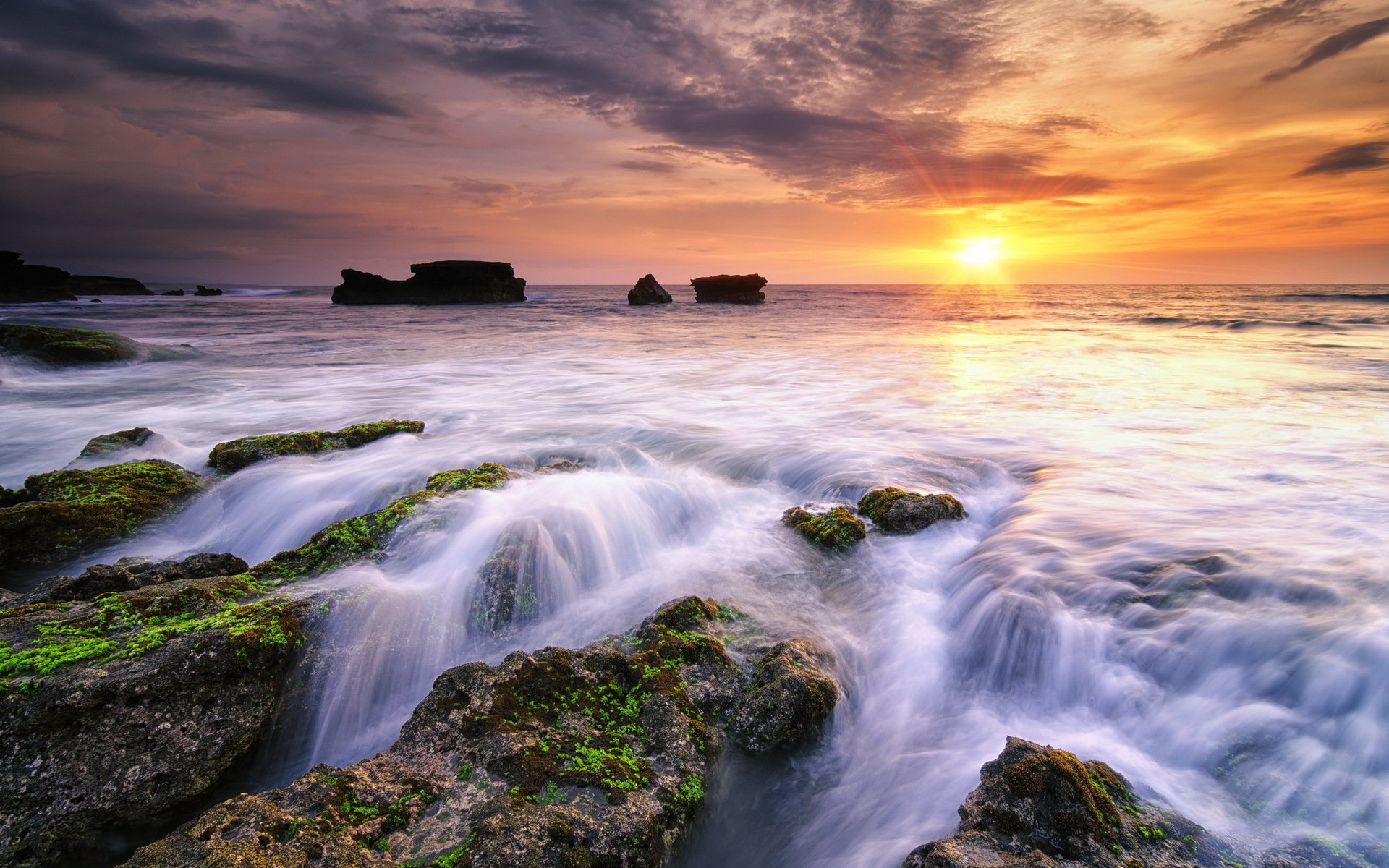 une minute avant le coucher du soleil melasti beach bali indonésie