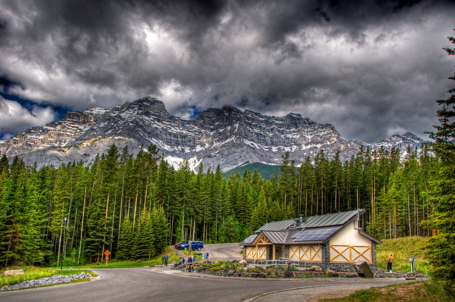 banif canadá cielo nubes montañas bosque casa personas ocio árboles carretera