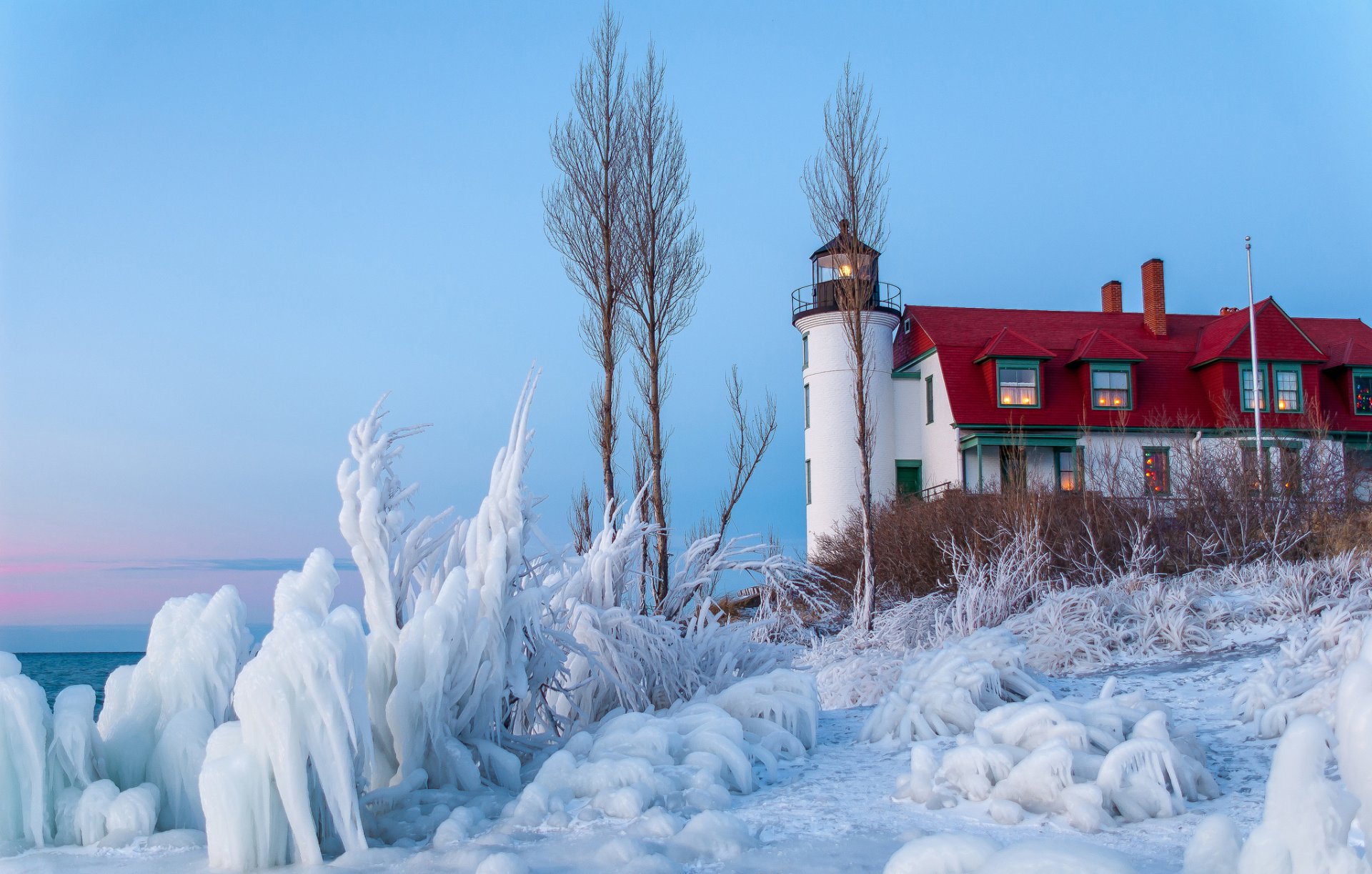 ciel hiver mer phare maison buissons glace neige