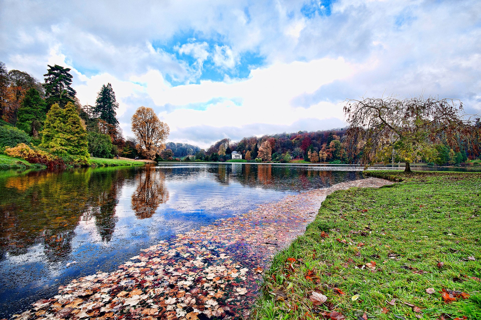 wiltshire inghilterra cielo nuvole alberi autunno stagno gazebo