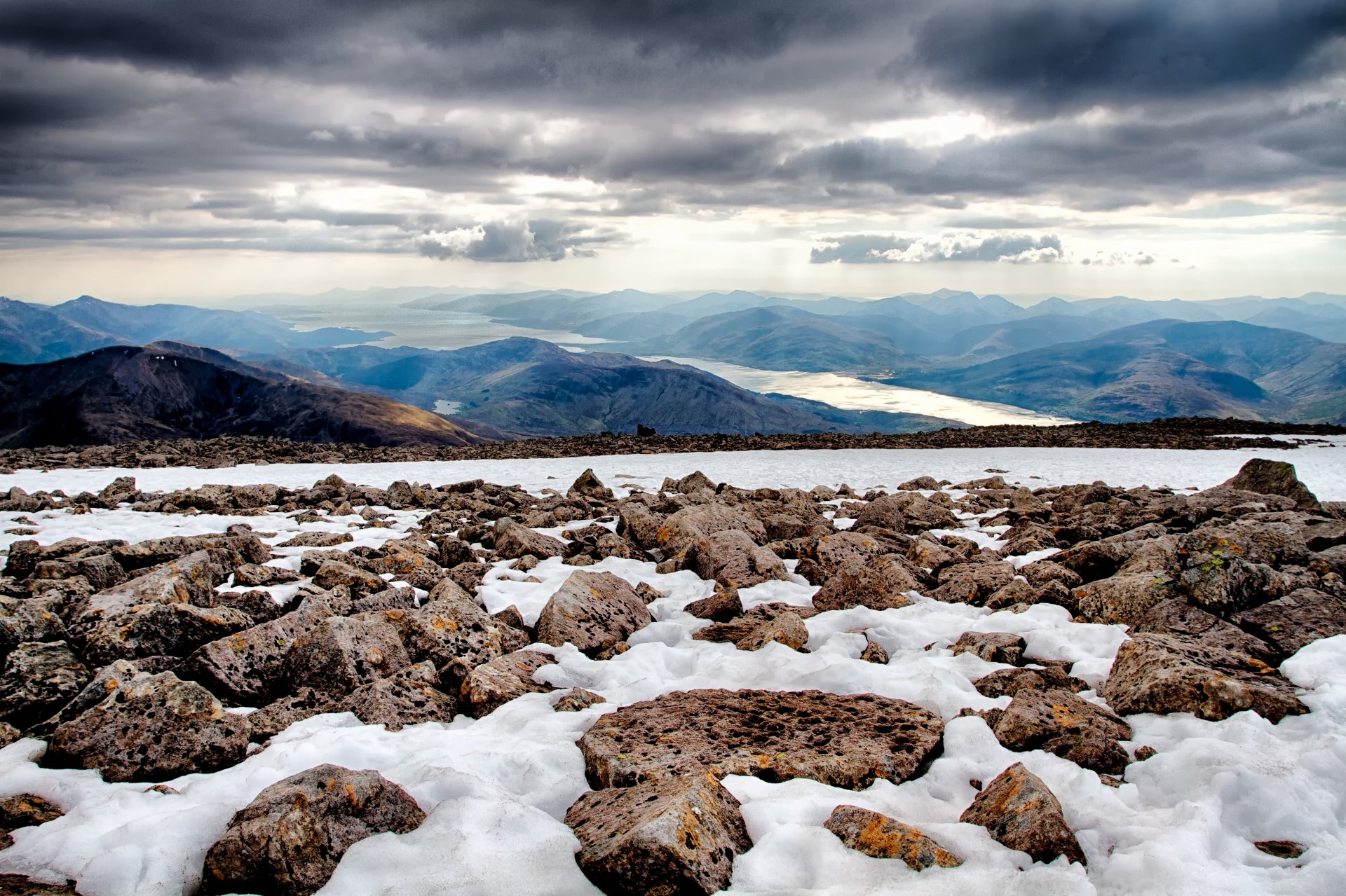 sommet montagne ben nevis montagnes grampiennes écosse pierres neige bassins lacustres ciel nuages rayons vue