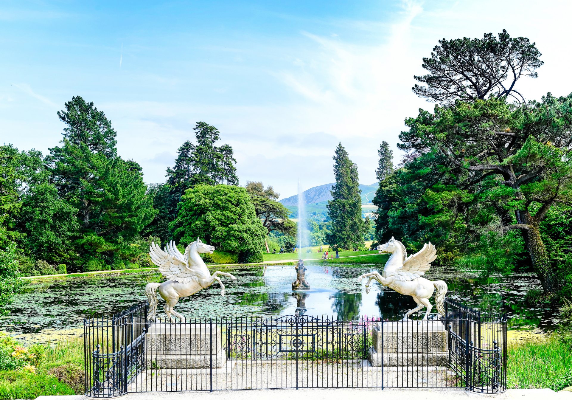 wicklow county irland himmel park skulptur pferd brunnen menschen bäume pegasus teich