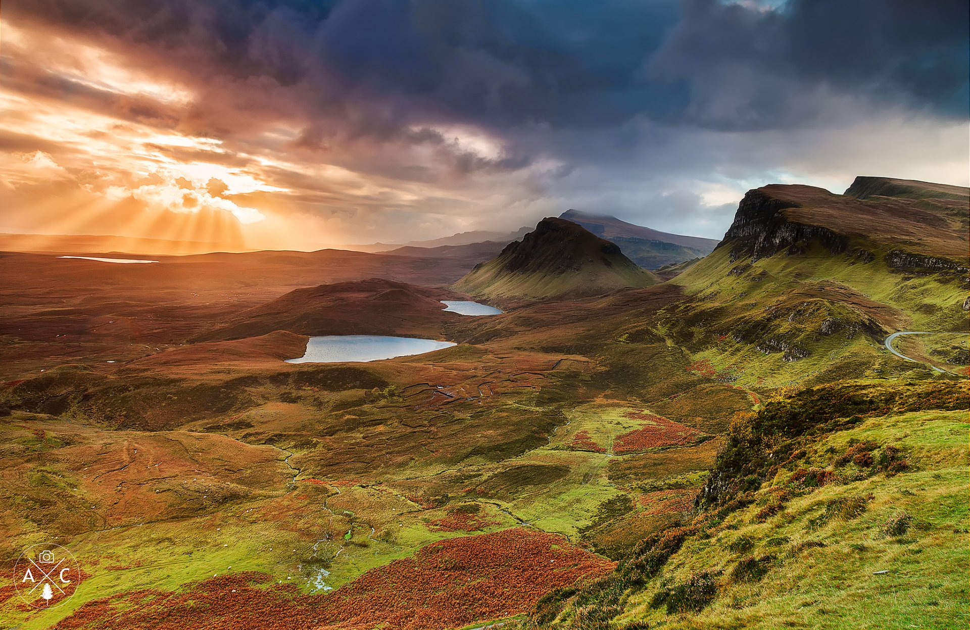 escocia isla de skye región de las tierras altas colinas montañas valle noche cielo nubes sol rayos luz