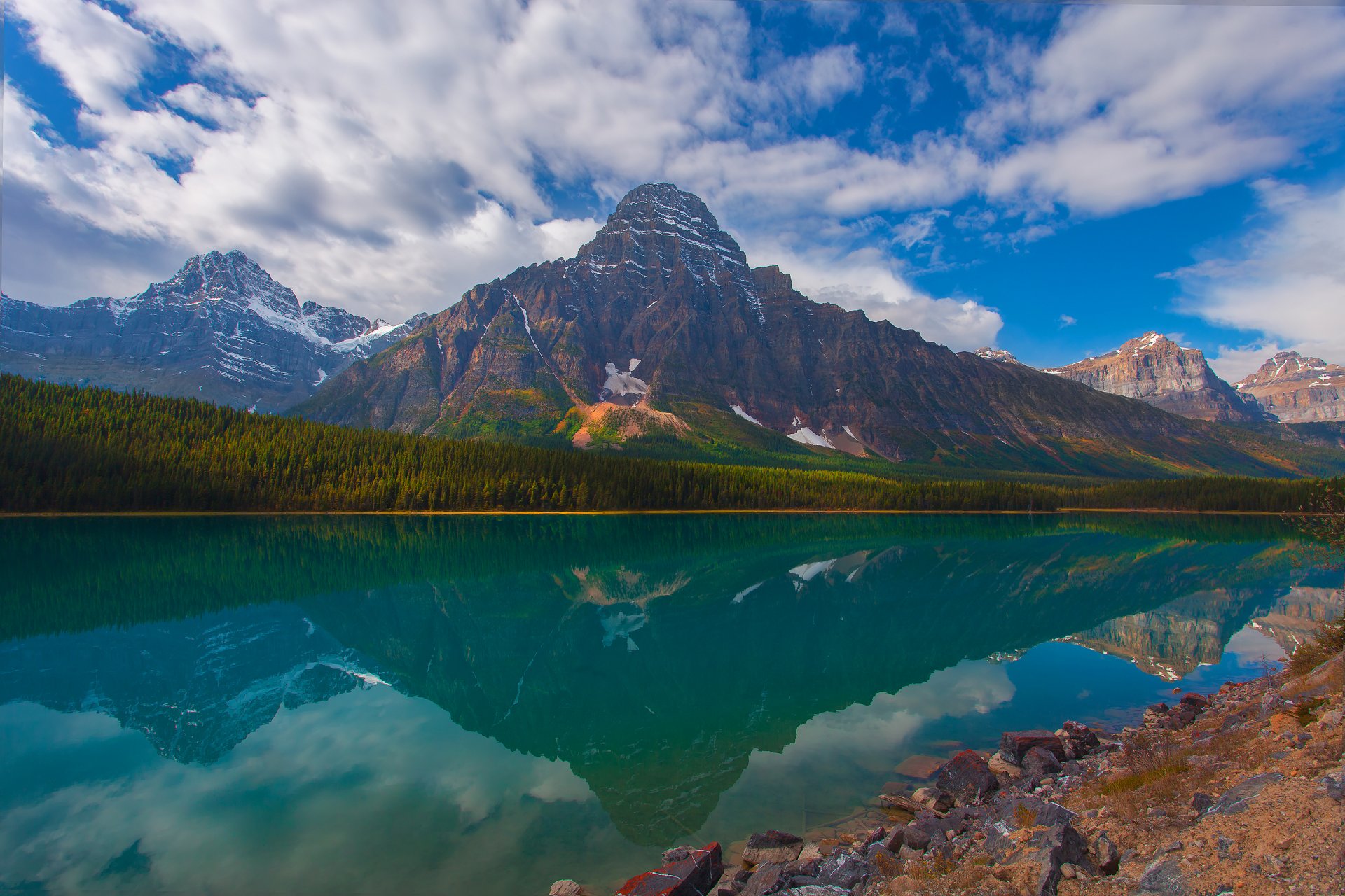 alberta canadá cielo montañas bosque árboles reflexión piedras