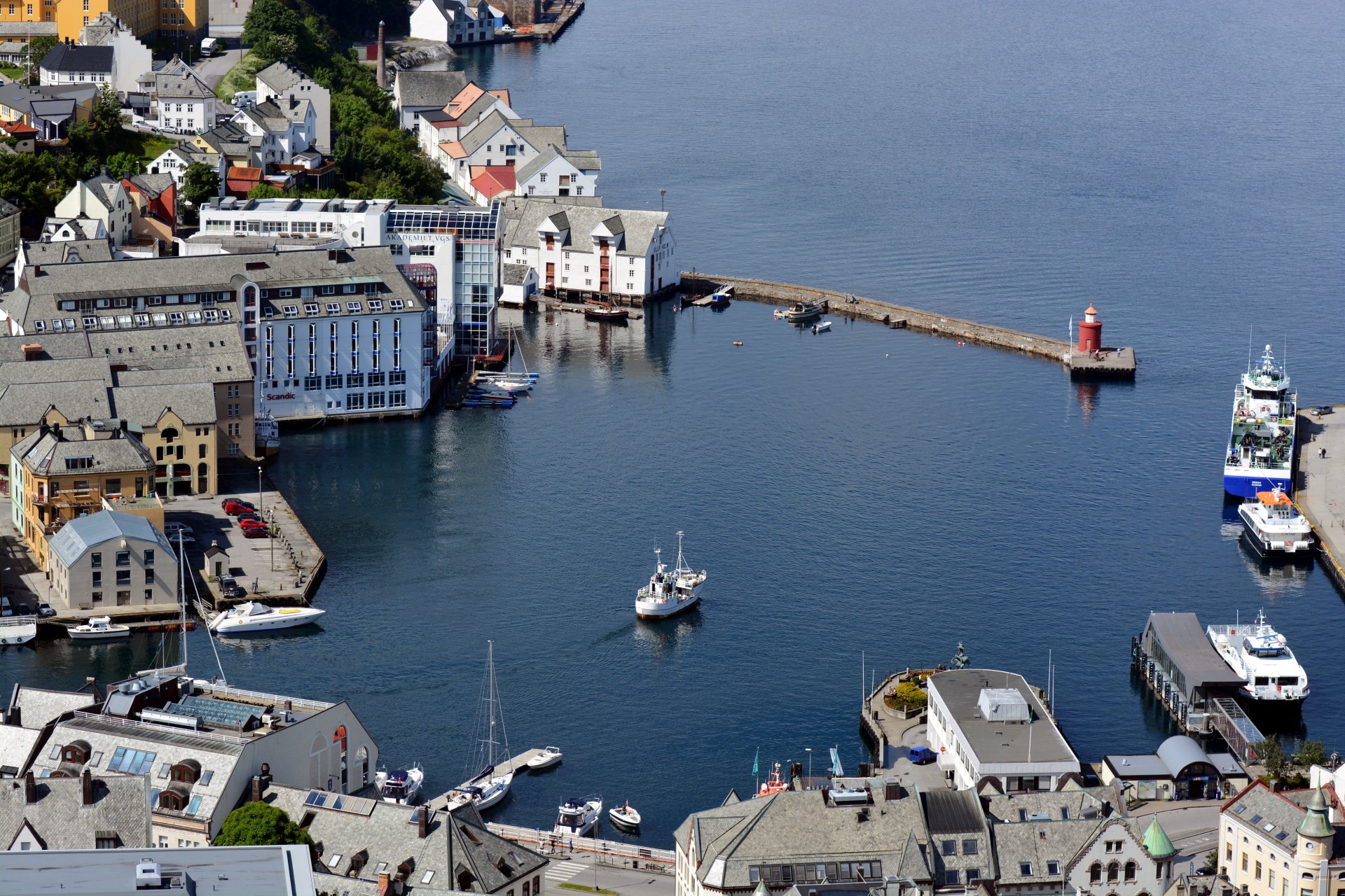 ålesund norwegen hafenstadt liegeplätze leuchtturm boote yachten häuser gebäude