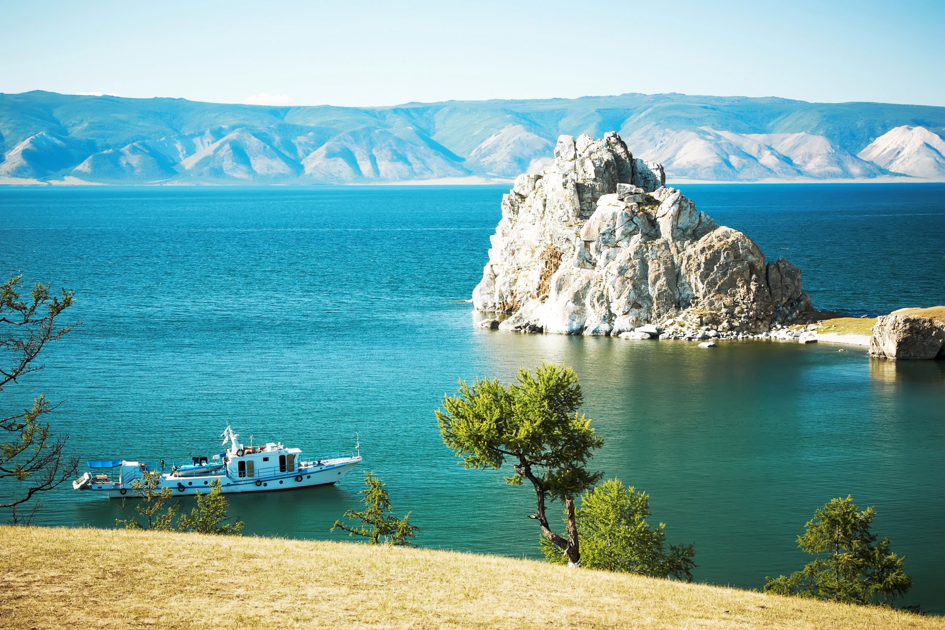 russland see baikalsee ufer klippe felsen boot