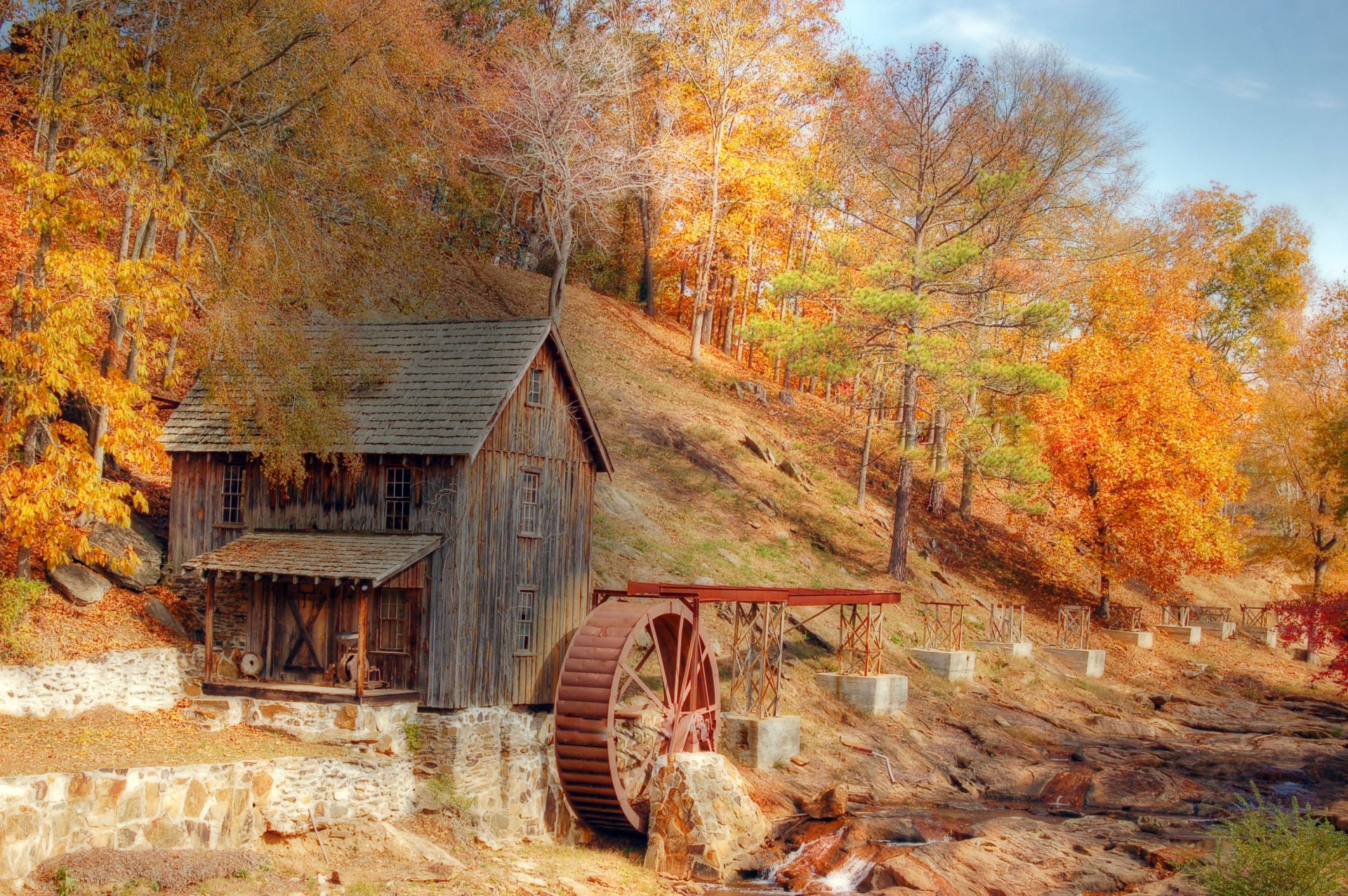 autunno ruscello vecchio mulino alberi foglie rosse e gialle