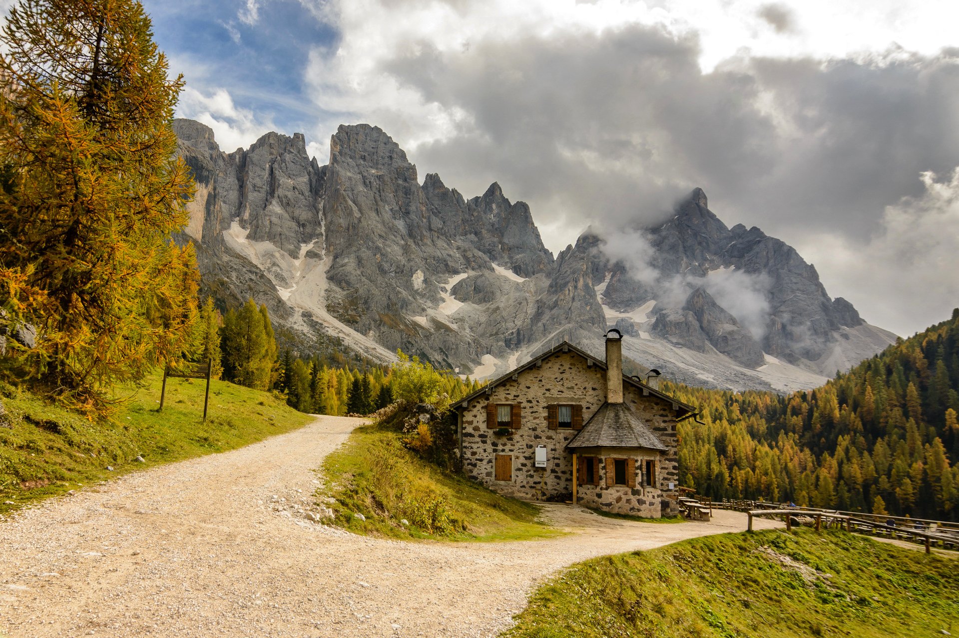 italie ciel nuages montagnes route fourche maison arbres