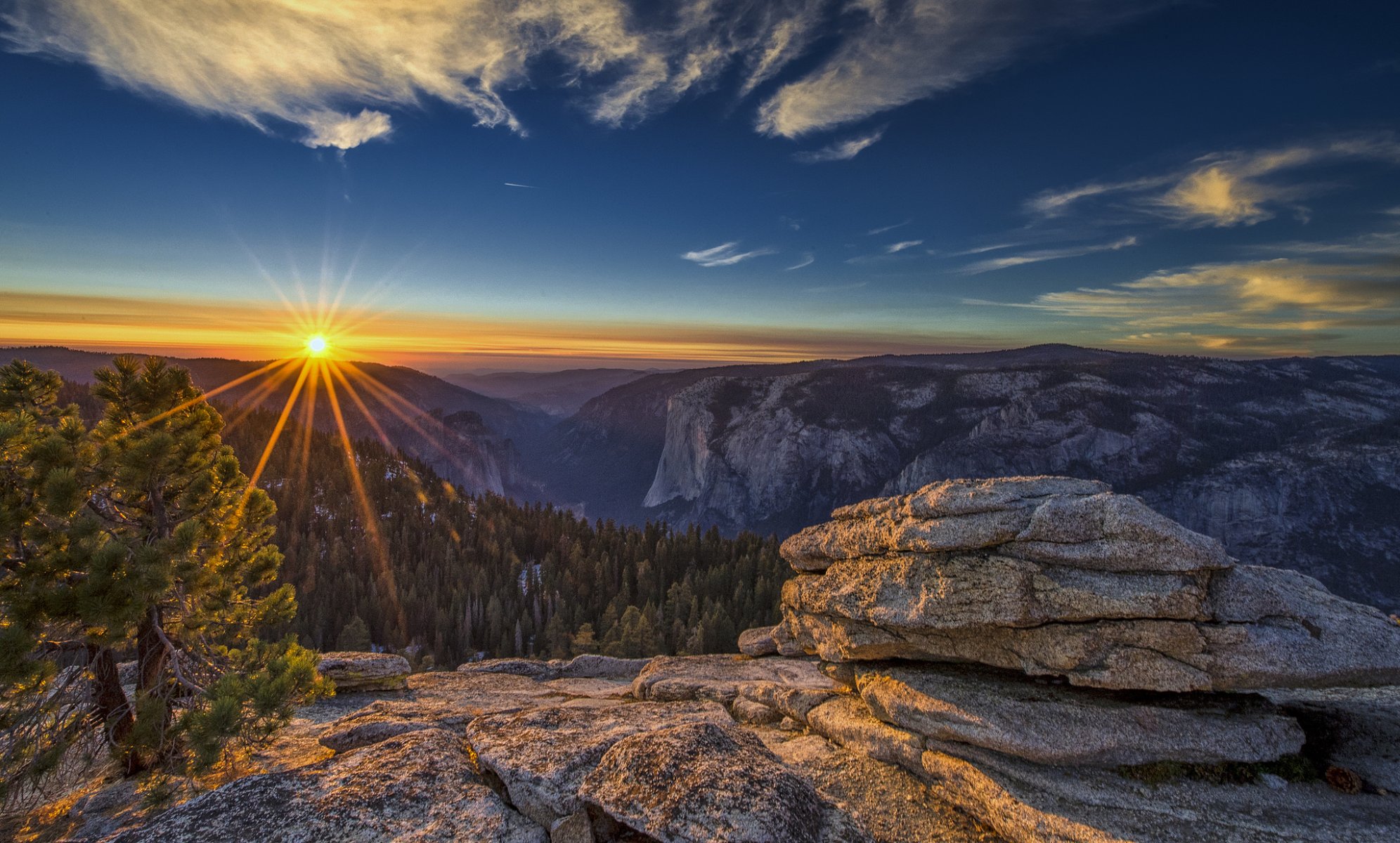 parc national de yosemite ciel soleil coucher de soleil montagnes arbres roches pierres