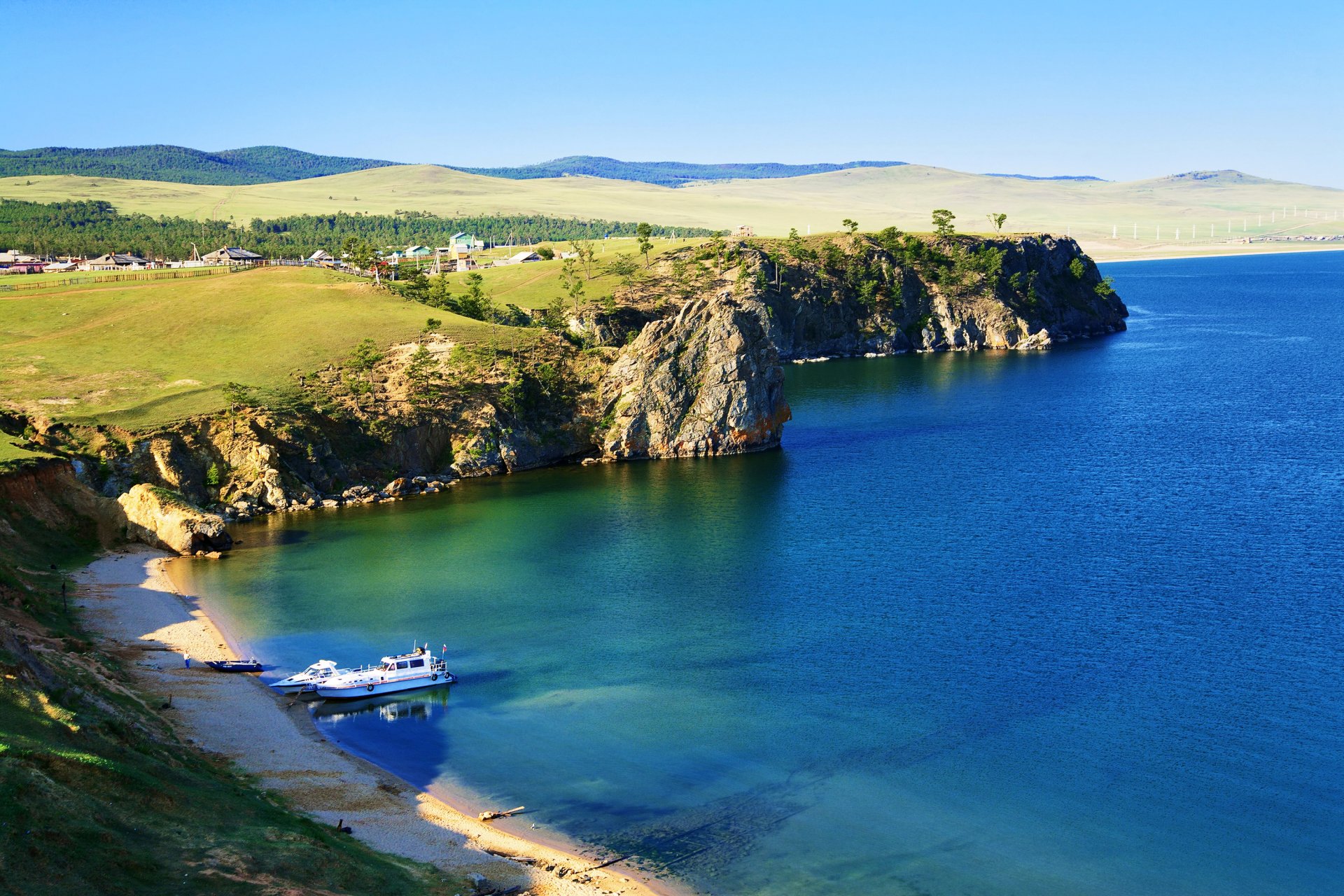 russland see baikalsee felsen ufer boote dorf