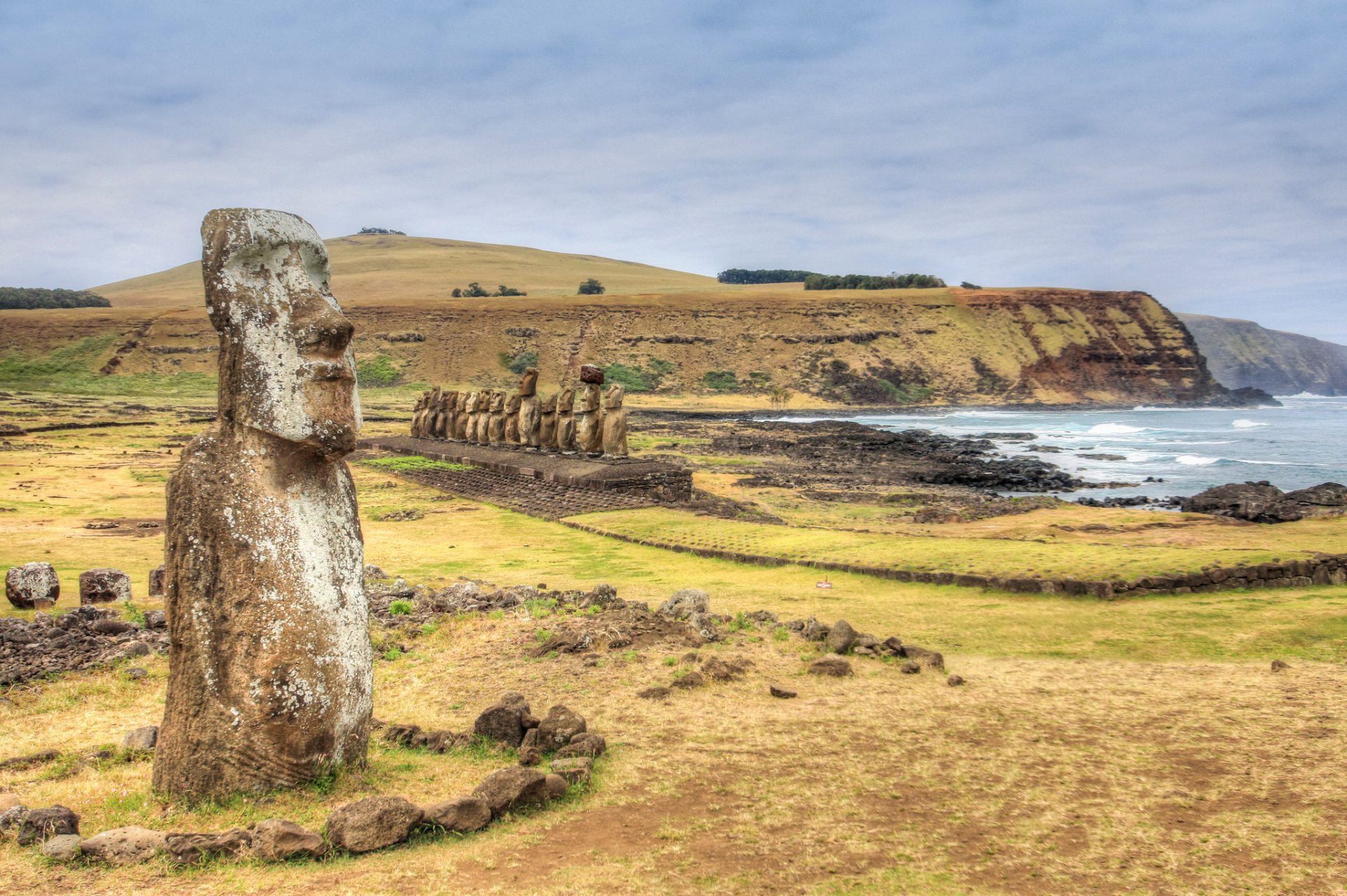 chile wyspa wielkanocna rapa nui moai statua niebo skały morze