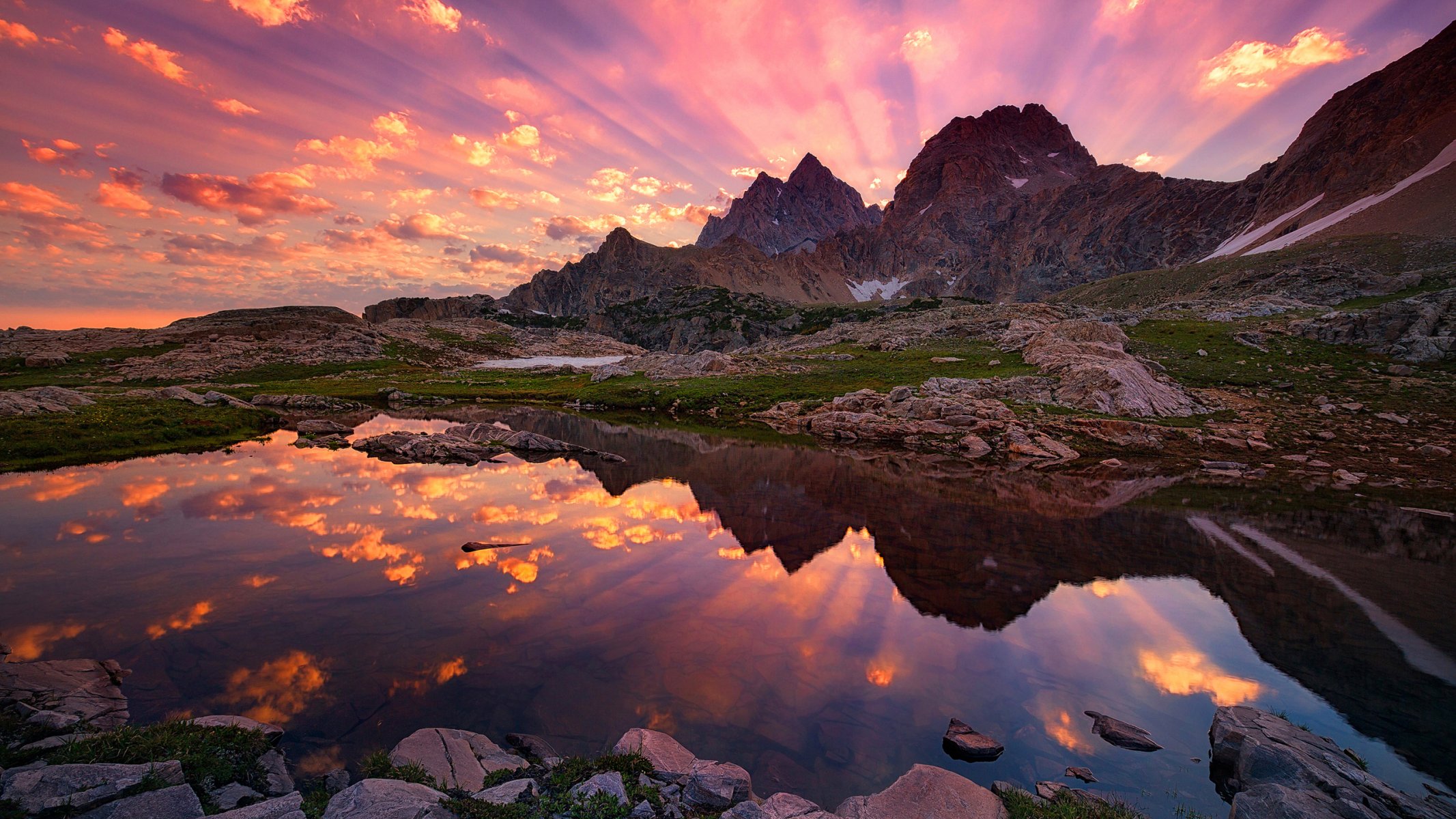 cielo tramonto raggi montagne lago