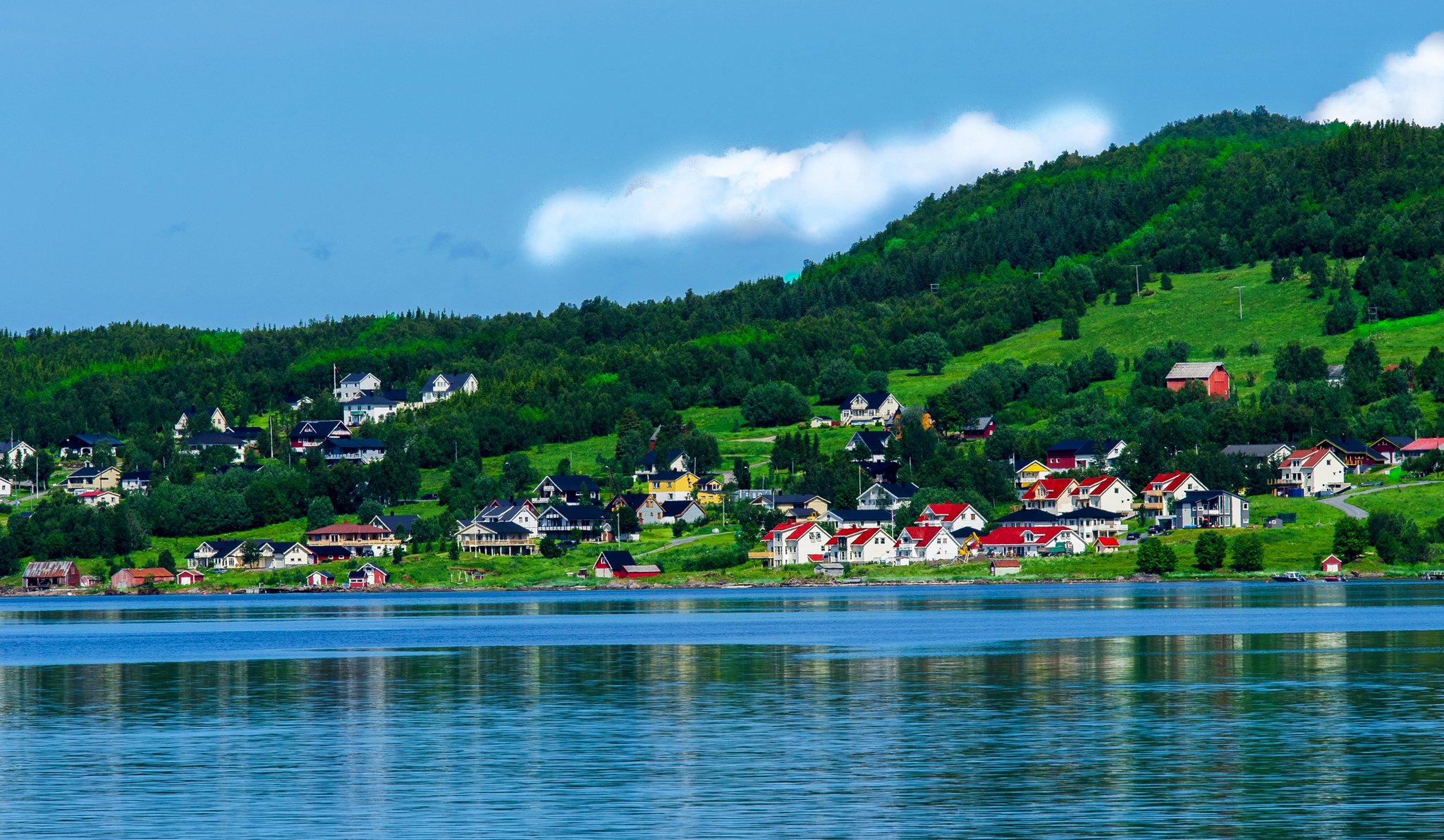 noruega bahía casas cielo nubes árboles montañas colinas