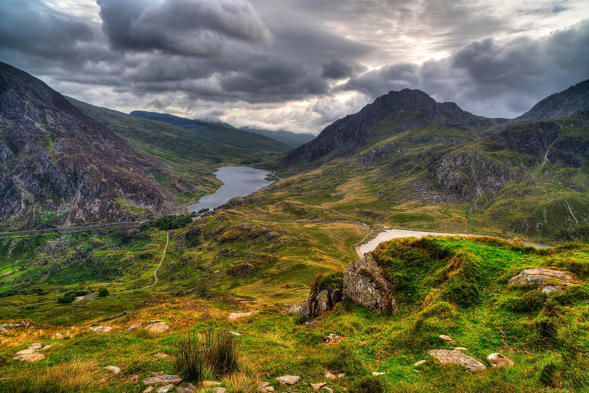 snowdonia royaume-uni forêt arbres montagnes lac ciel nuages nuages pierres herbe nature