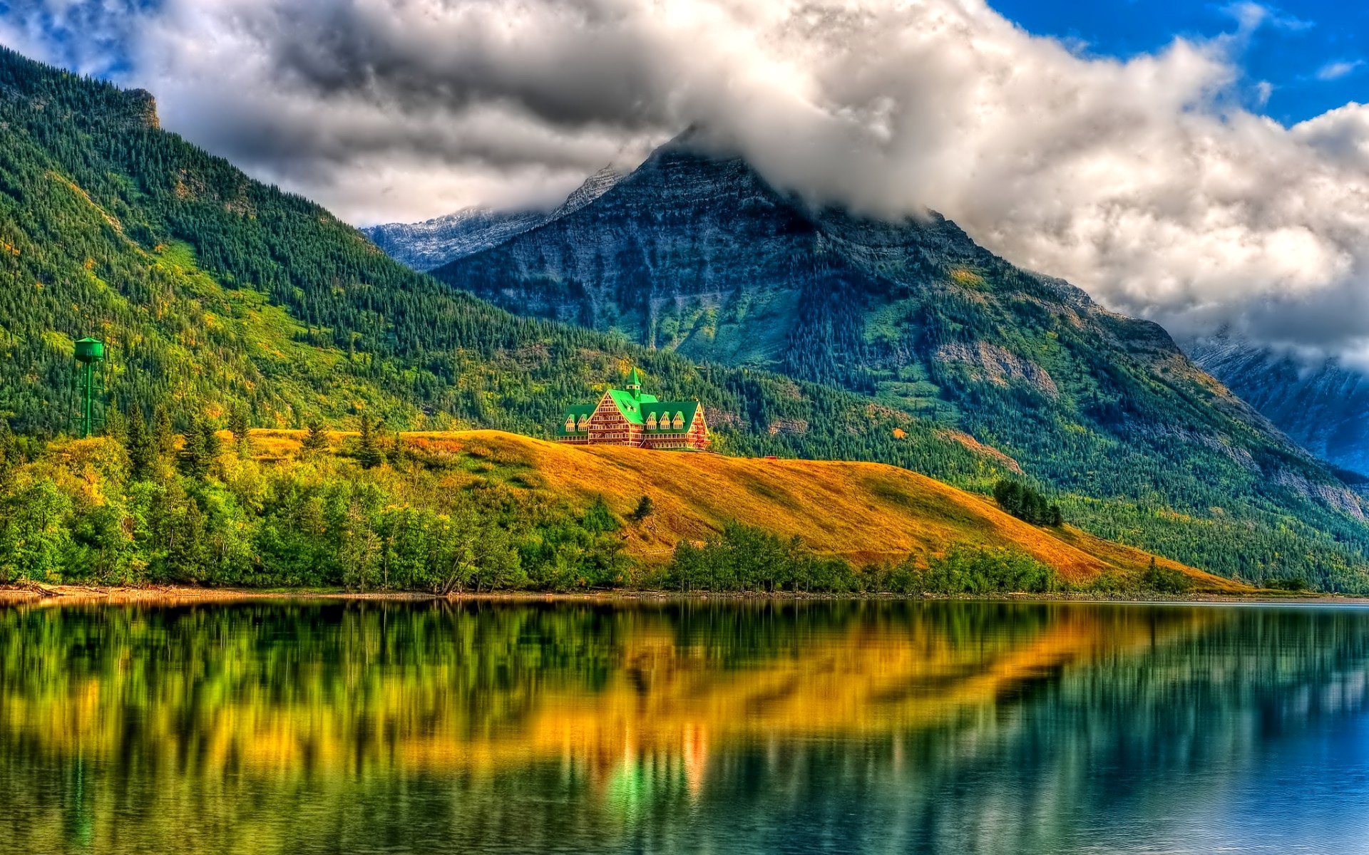 cielo nubes montañas lago casa pendiente bosque árboles reflexión