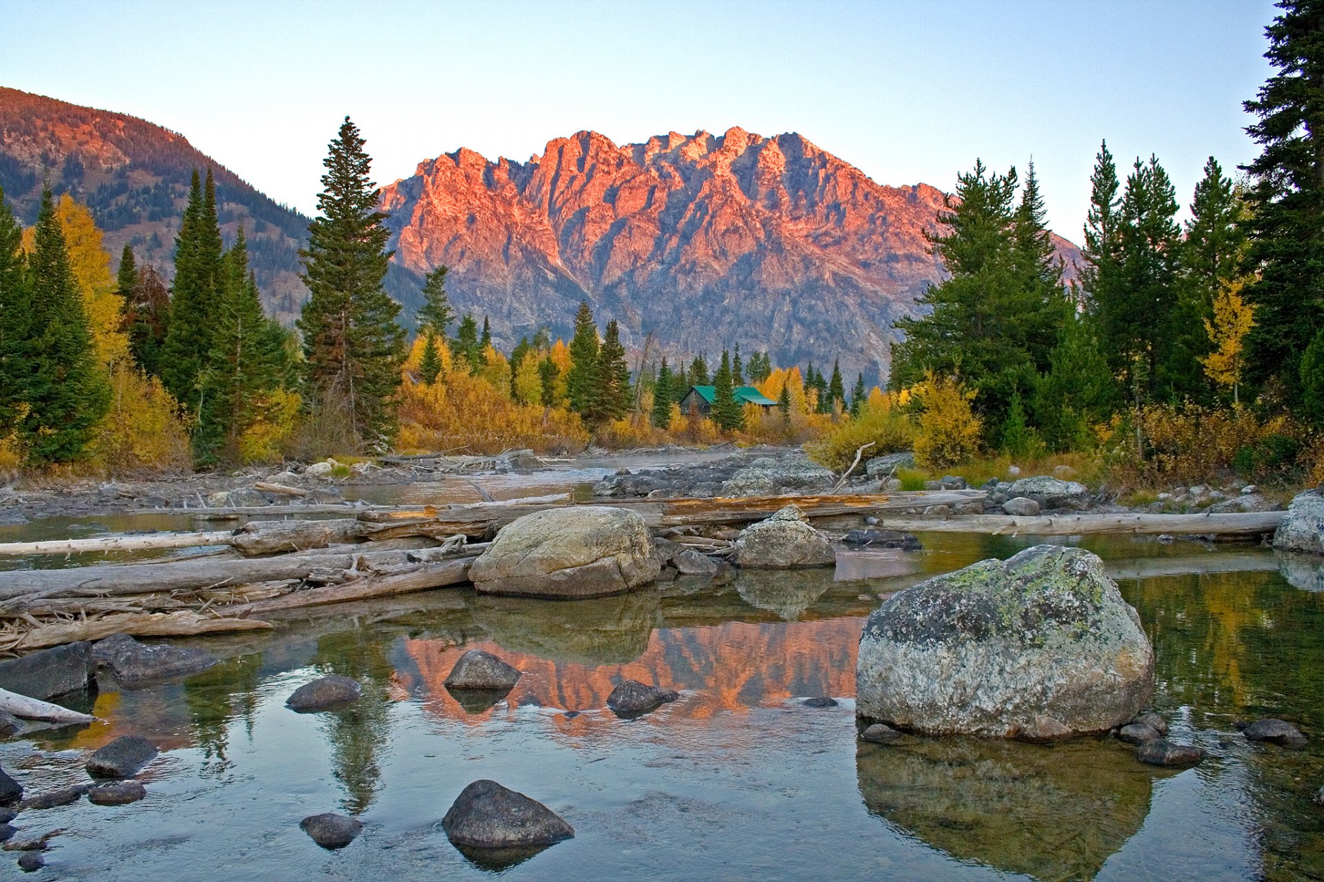 parc national du grand teton wyoming usa montagnes lac pierres réflexion arbres épinette ciel coucher de soleil maison automne