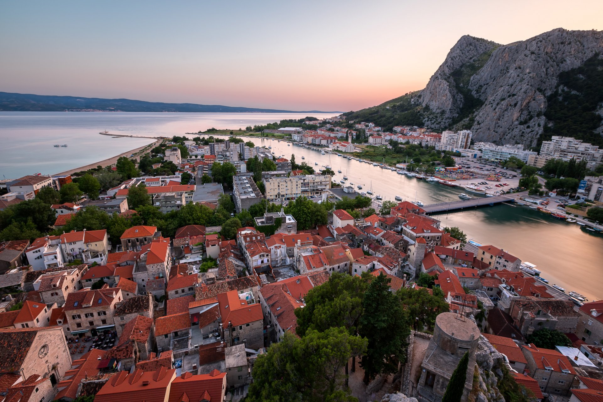 omiš хорватия реке цетине адриатическое море омиш река цетина панорама здания горы