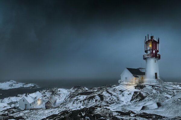 Phare. Paysage sombre, coucher de soleil