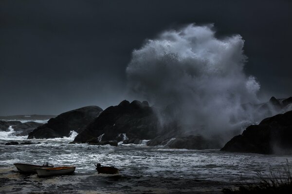 En el mar en el puerto ráfaga de viento