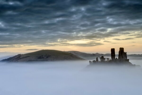 Castillo de la puesta de sol en la niebla