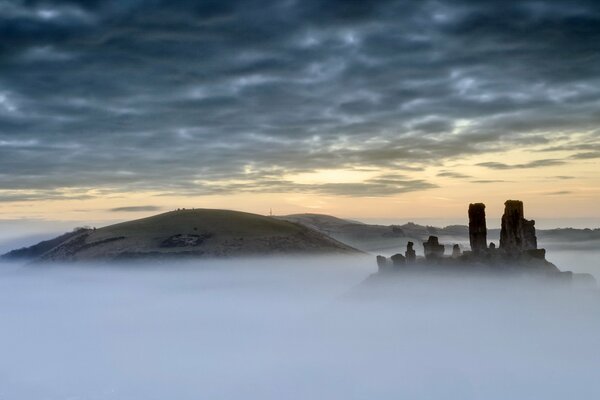 Закатный замок в тумане