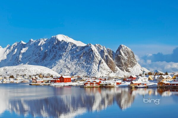Un pueblo en las montañas nevadas en Noruega