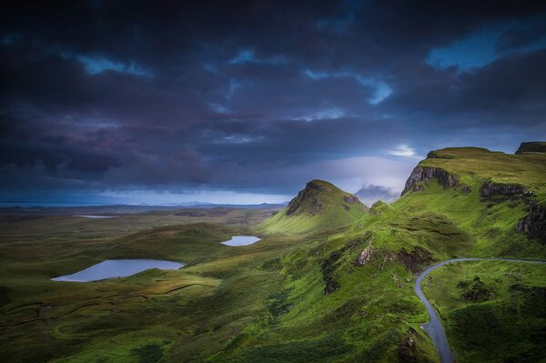 Zmierzch. Szkocja. Wyspa Skye. Zielone wzgórza. Przestrzeń