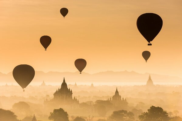 Fliegende Ballons bei Sonnenuntergang über Myanmar