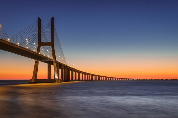 Orange long pont sur la rivière