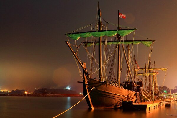 Nave in mare di notte vicino al molo