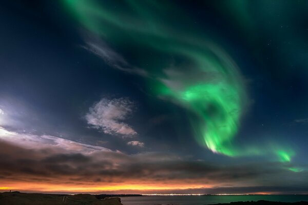 Paesaggio del cielo illuminato dal bagliore