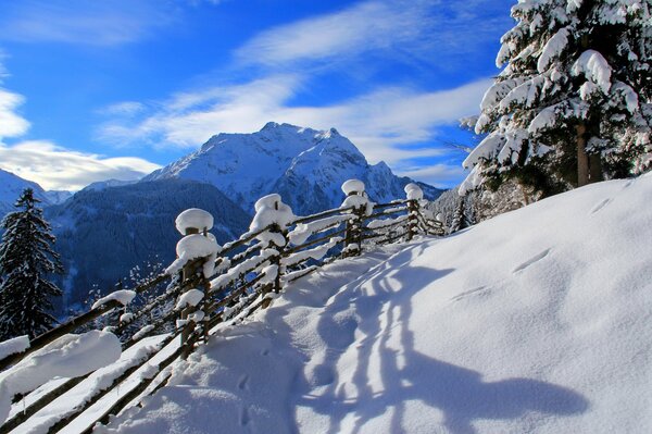 Sentiero innevato sulla collina