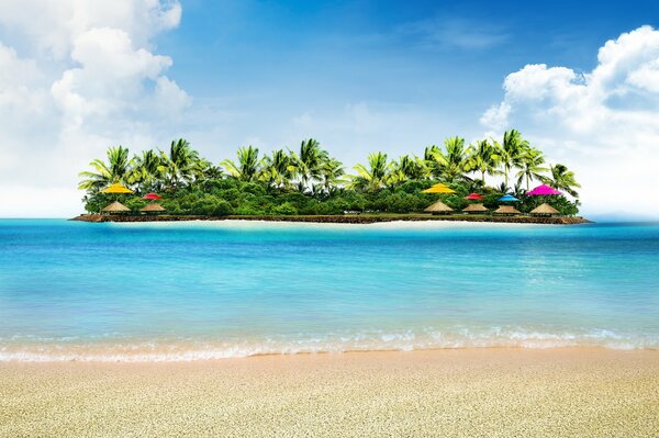 Eine Insel im Meer. Grüne Insel mit hellen Sonnenschirmen am Strand. Palme. Urlaub