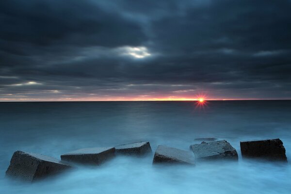 Blocs dans un coucher de soleil brumeux