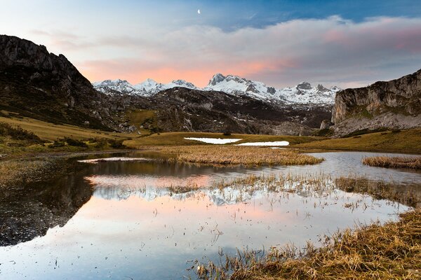 Lac parmi les rochers rocheux