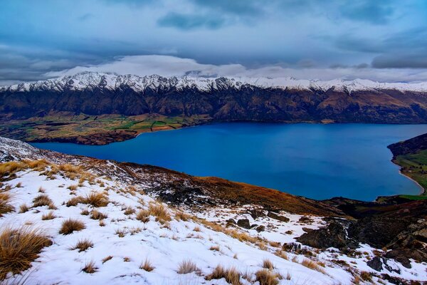 Paisaje de invierno. Montañas y lago