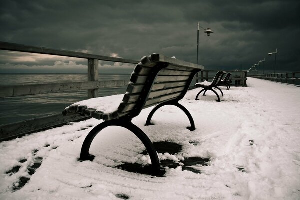 Landschaft der Bank am Meer im Schnee