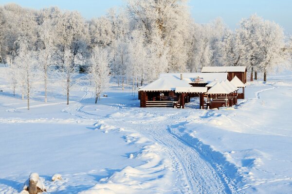 Manoir russe tout dans la neige